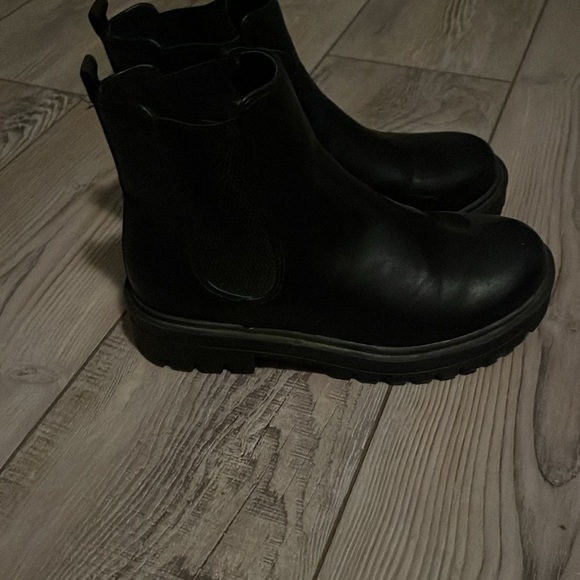 Black, size 7.5 brand is Unr8ed. - Picture 2 of 4